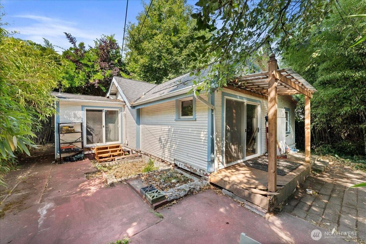 8730 Palatine AVE N, Seattle, WA 98103