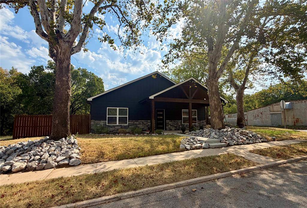 402 SE 1st AVE, Ardmore, OK 73401