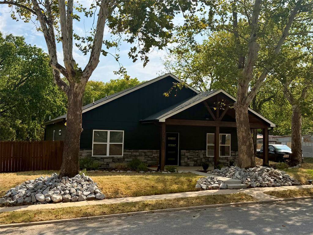 402 SE 1st AVE, Ardmore, OK 73401