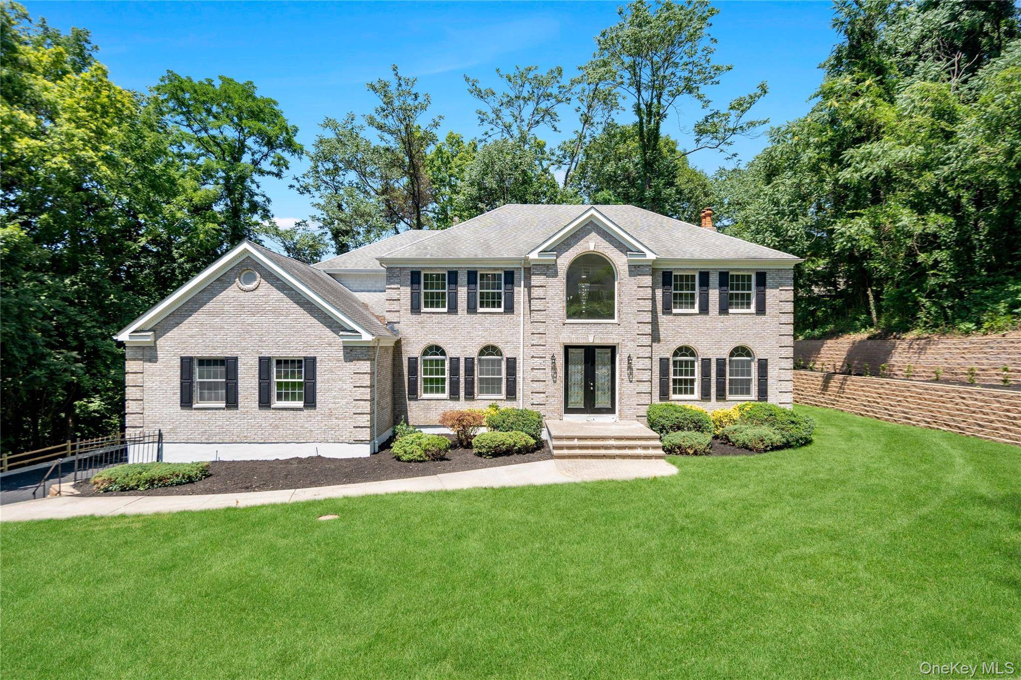 41 Cove RD, Huntington, NY 11743