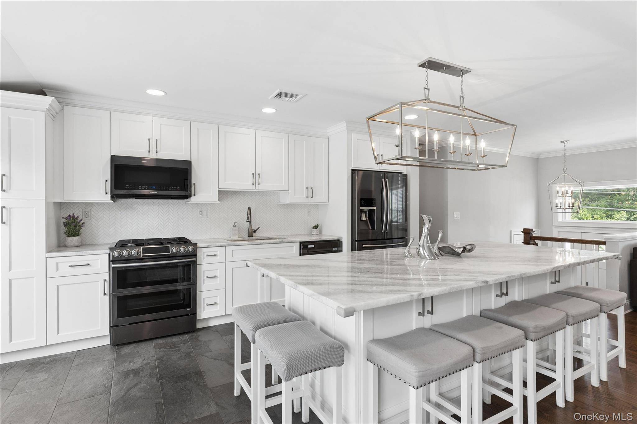 162 Stuyvesant RD, Oakdale, NY 11769