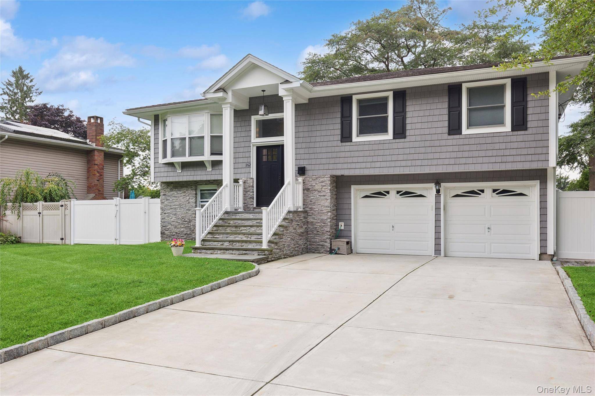 162 Stuyvesant RD, Oakdale, NY 11769