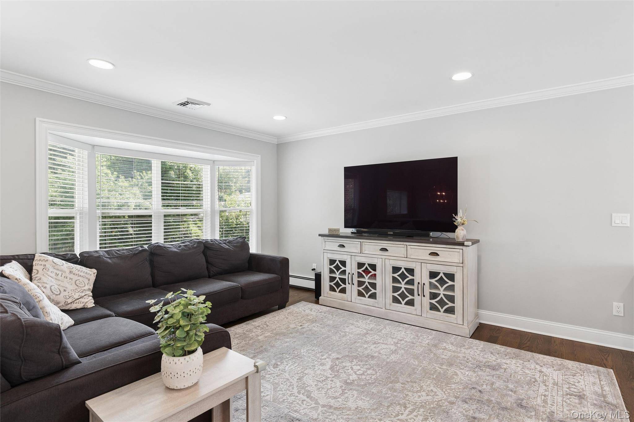 162 Stuyvesant RD, Oakdale, NY 11769