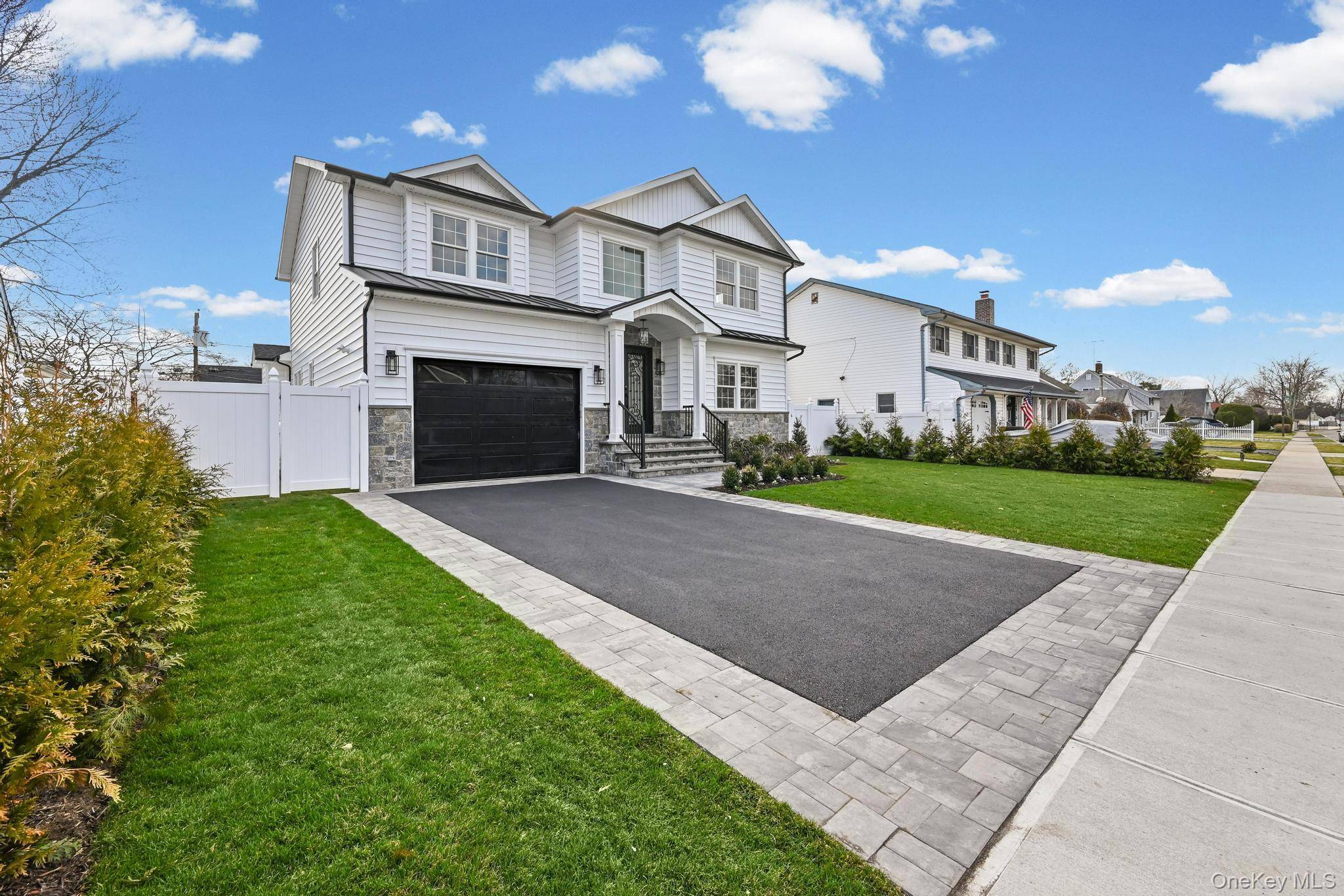 27 Grape LN, Hicksville, NY 11801