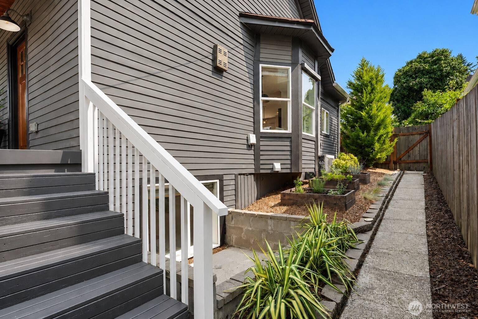906 29th AVE, Seattle, WA 98122