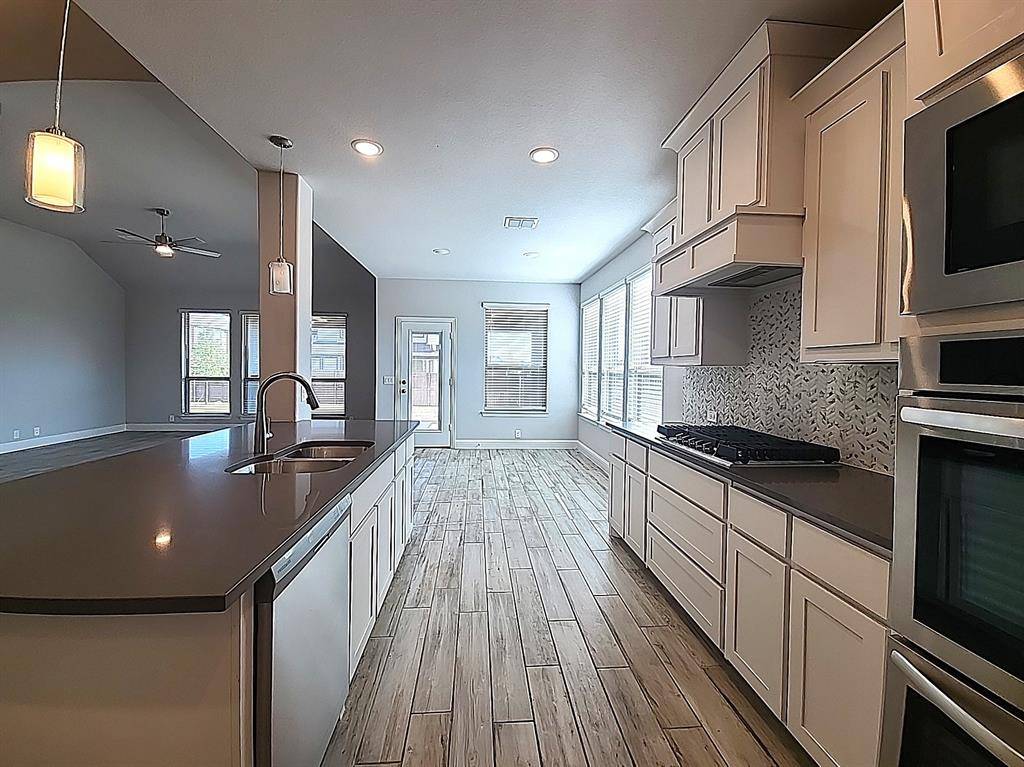 900 Superbloom Avenue, Justin, TX 76247