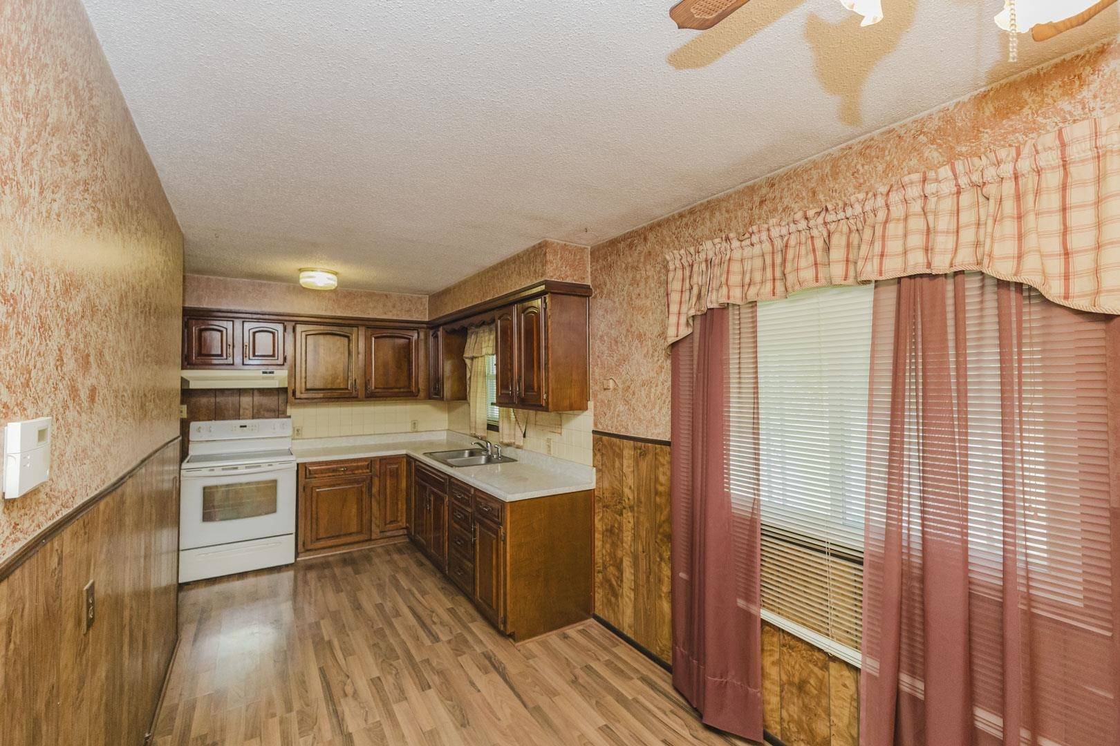 1247 N Hydraulic, Belle Plaine, KS 67013