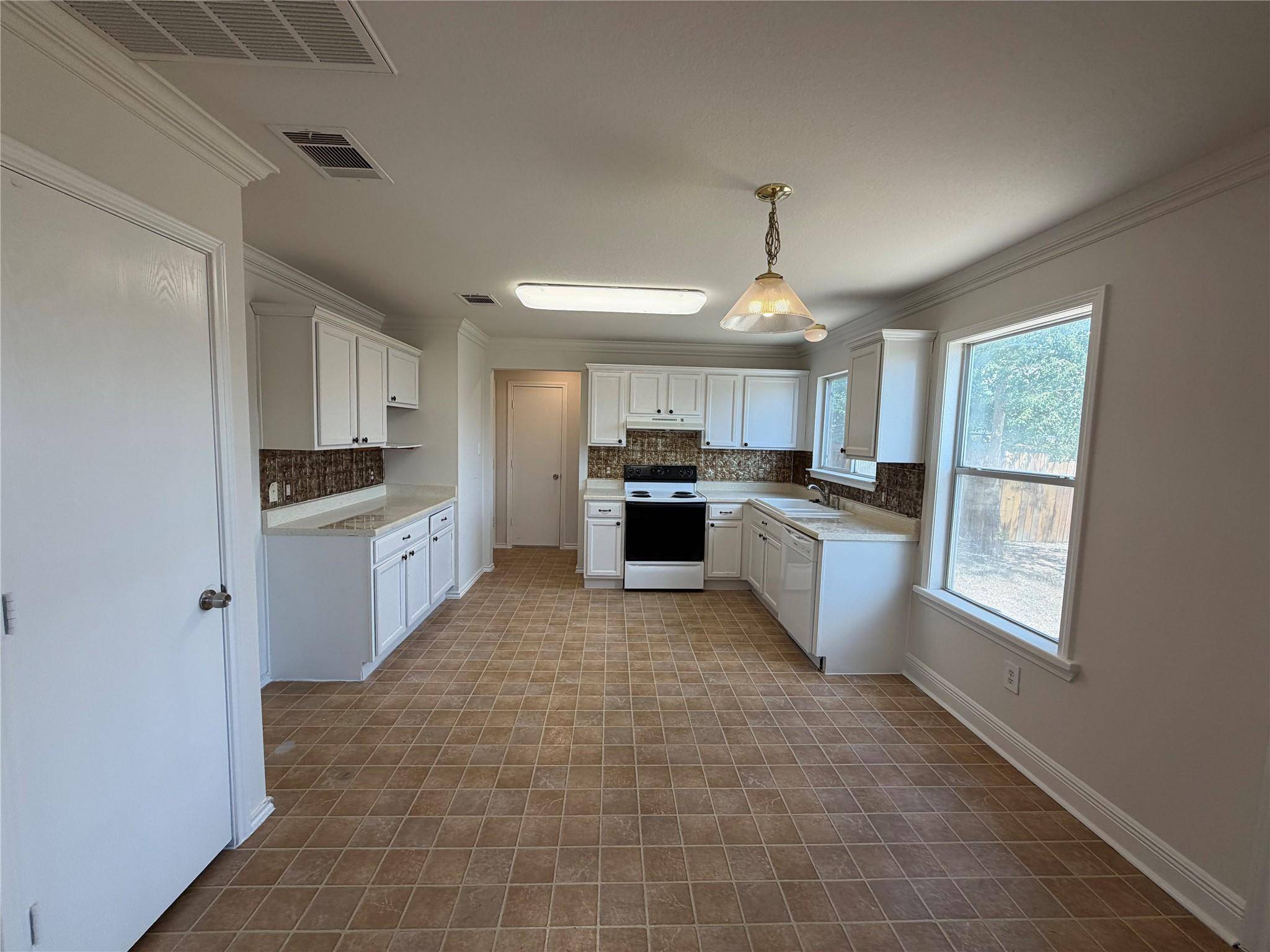 101 Gillespie LN, Elgin, TX 78621