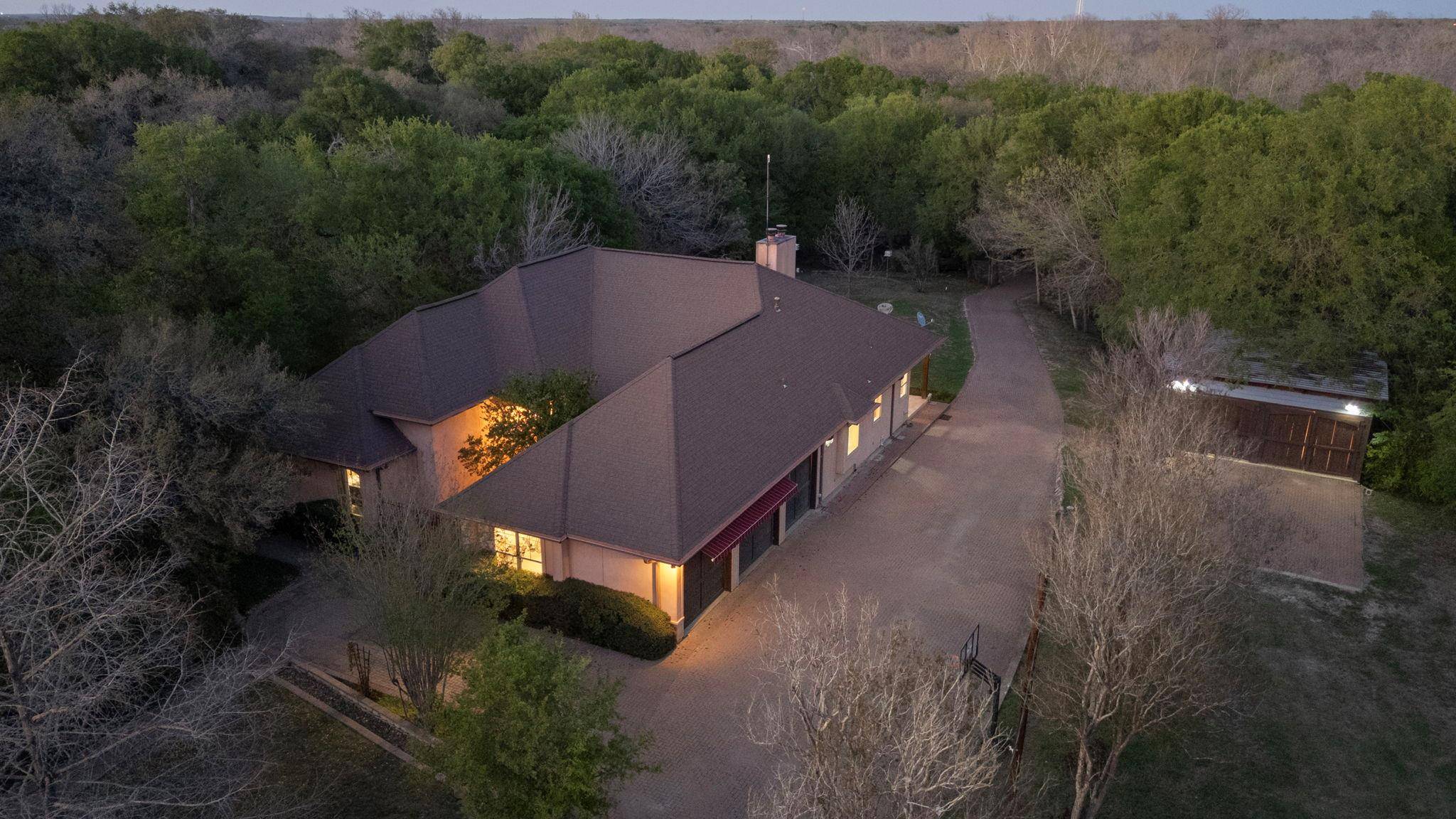 200 Red Bird LN, Kingsbury, TX 78638