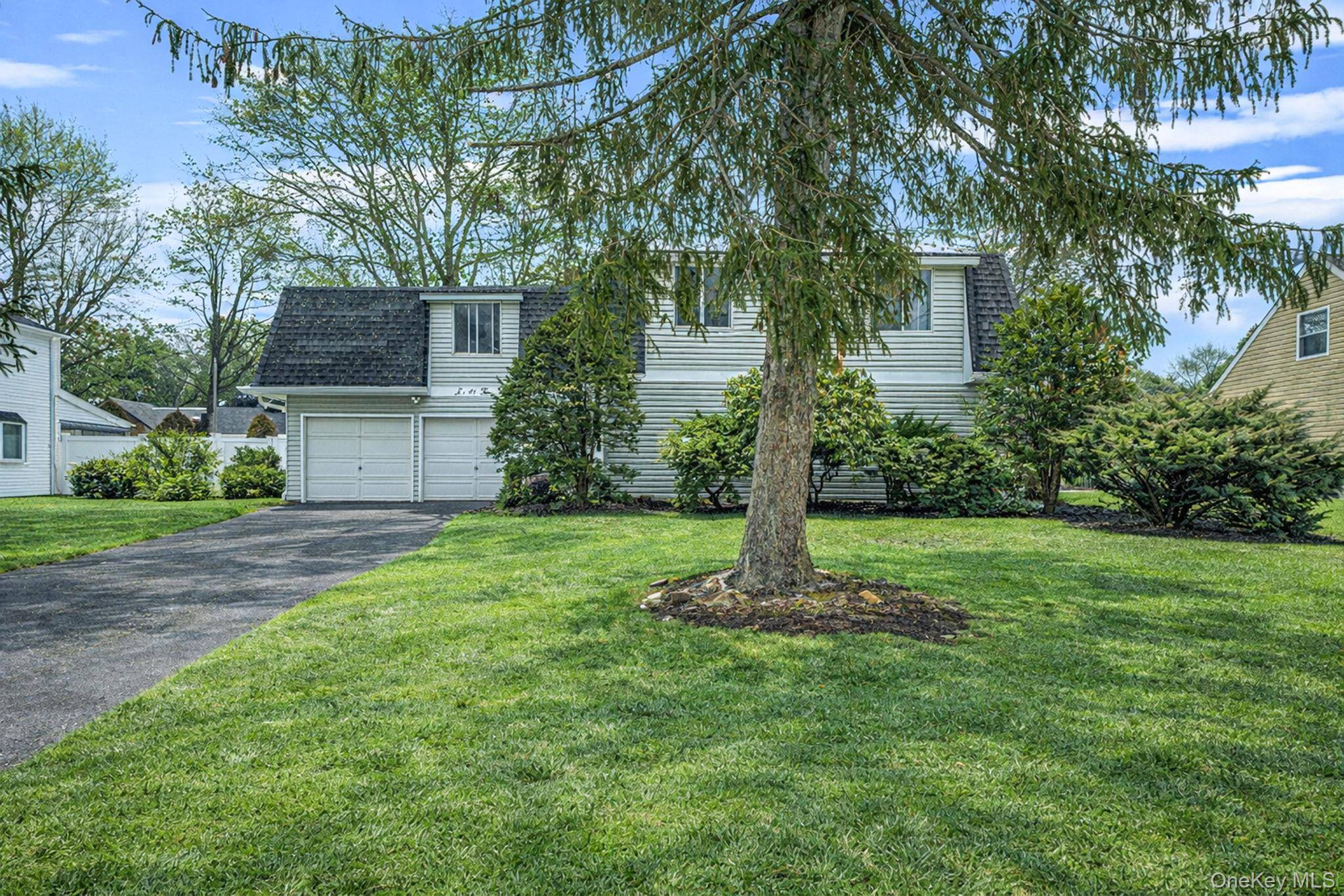 22 Meyer LN, Medford, NY 11763
