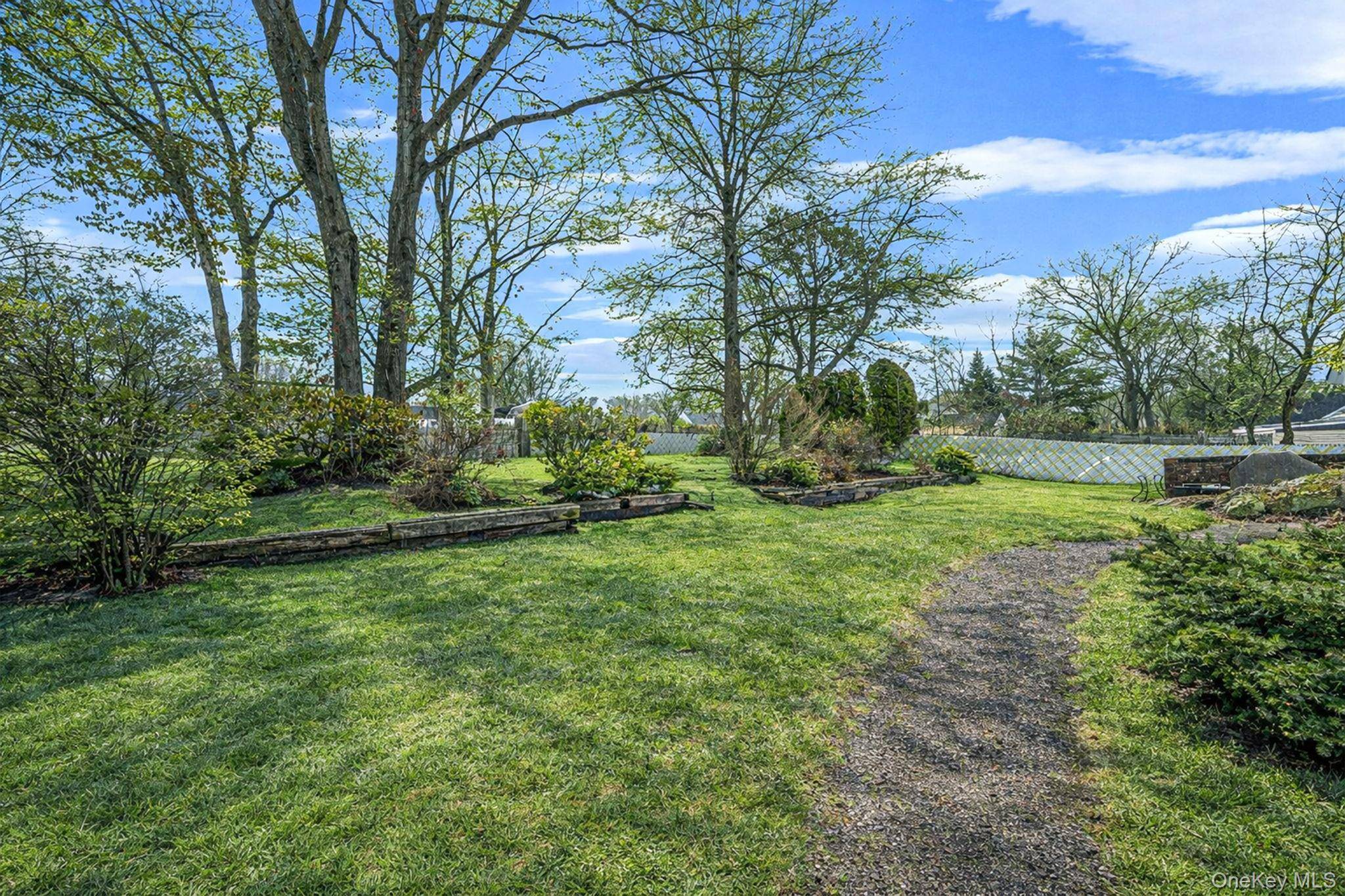 22 Meyer LN, Medford, NY 11763
