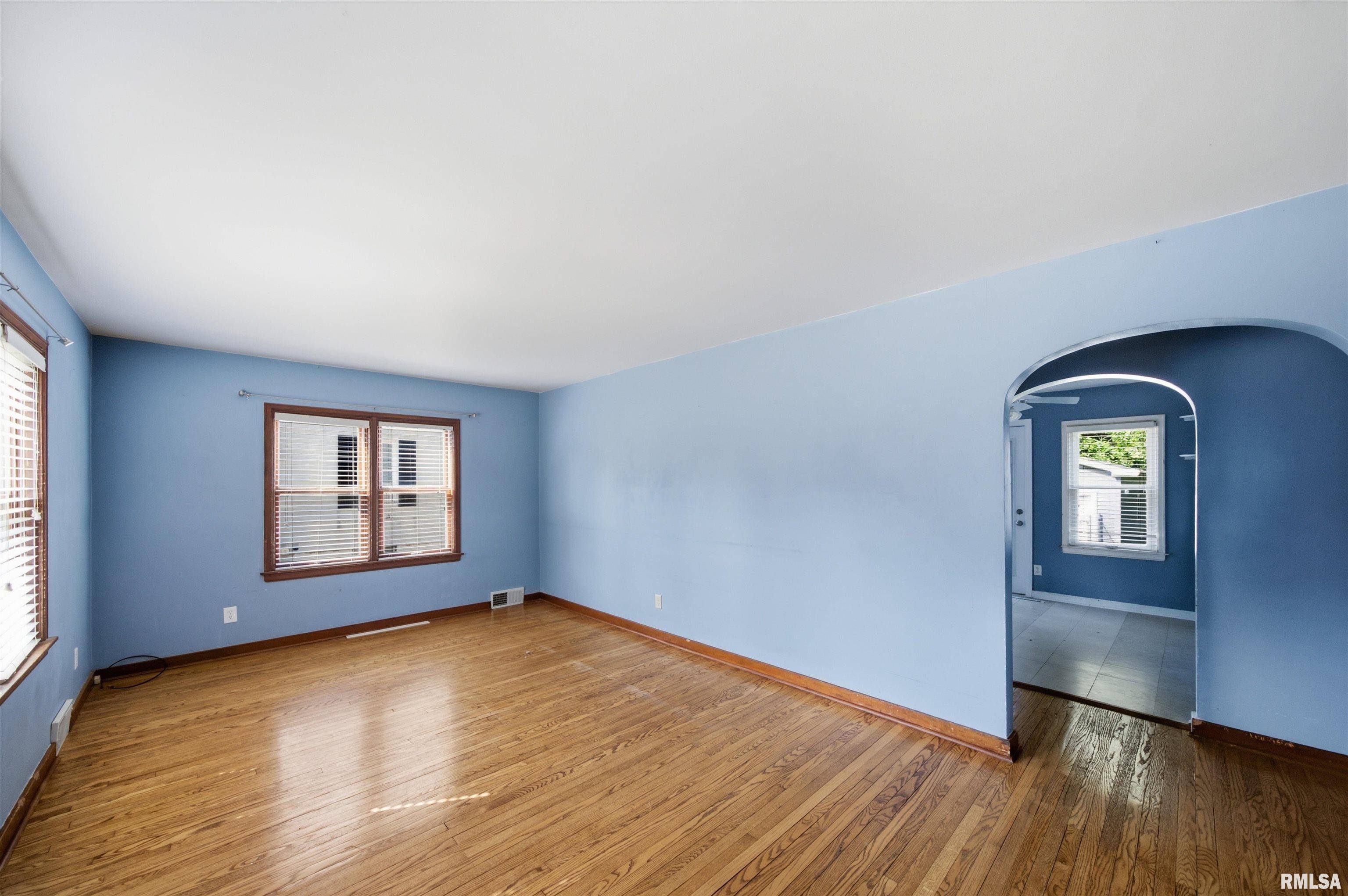 304 N LAWNDALE AVE, Washington, IL 61571