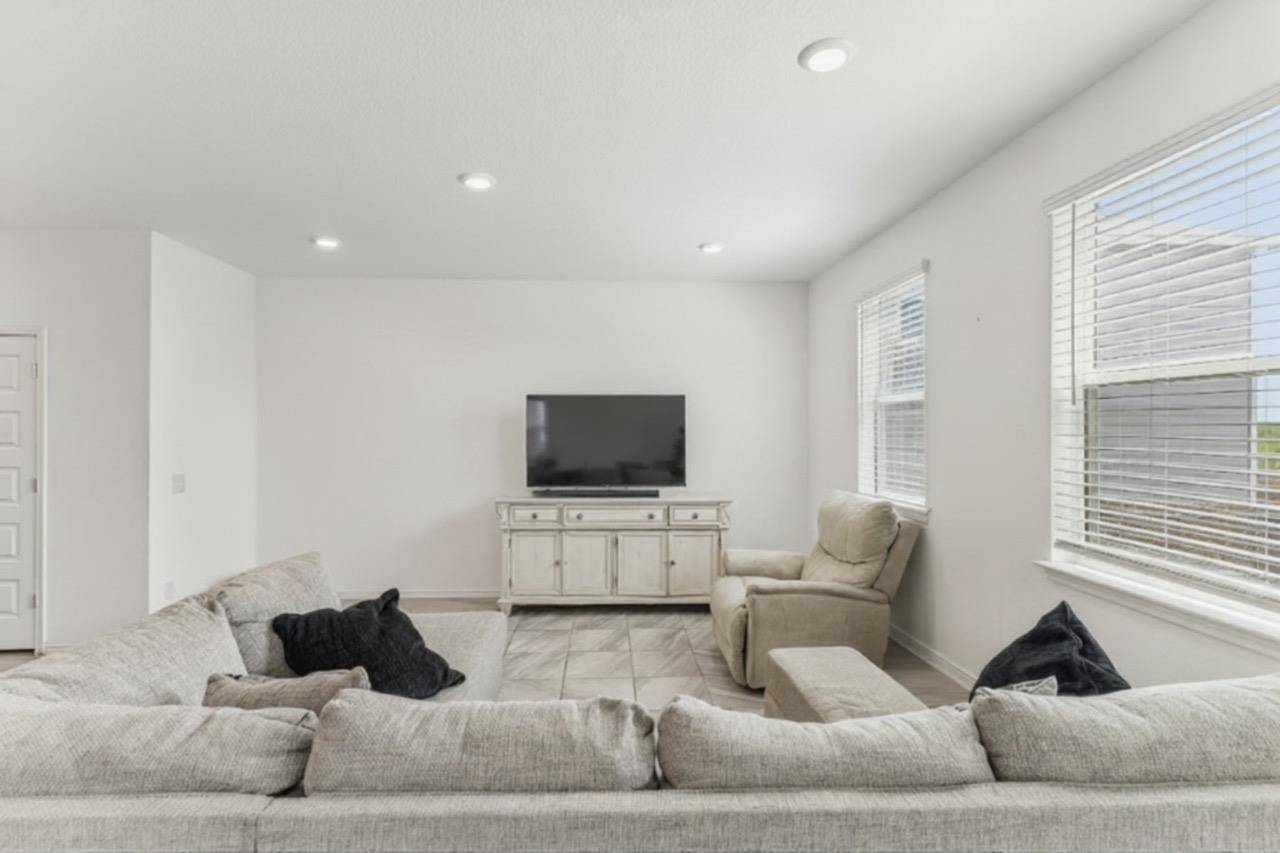 4318 Admirals BND, San Antonio, TX 78109