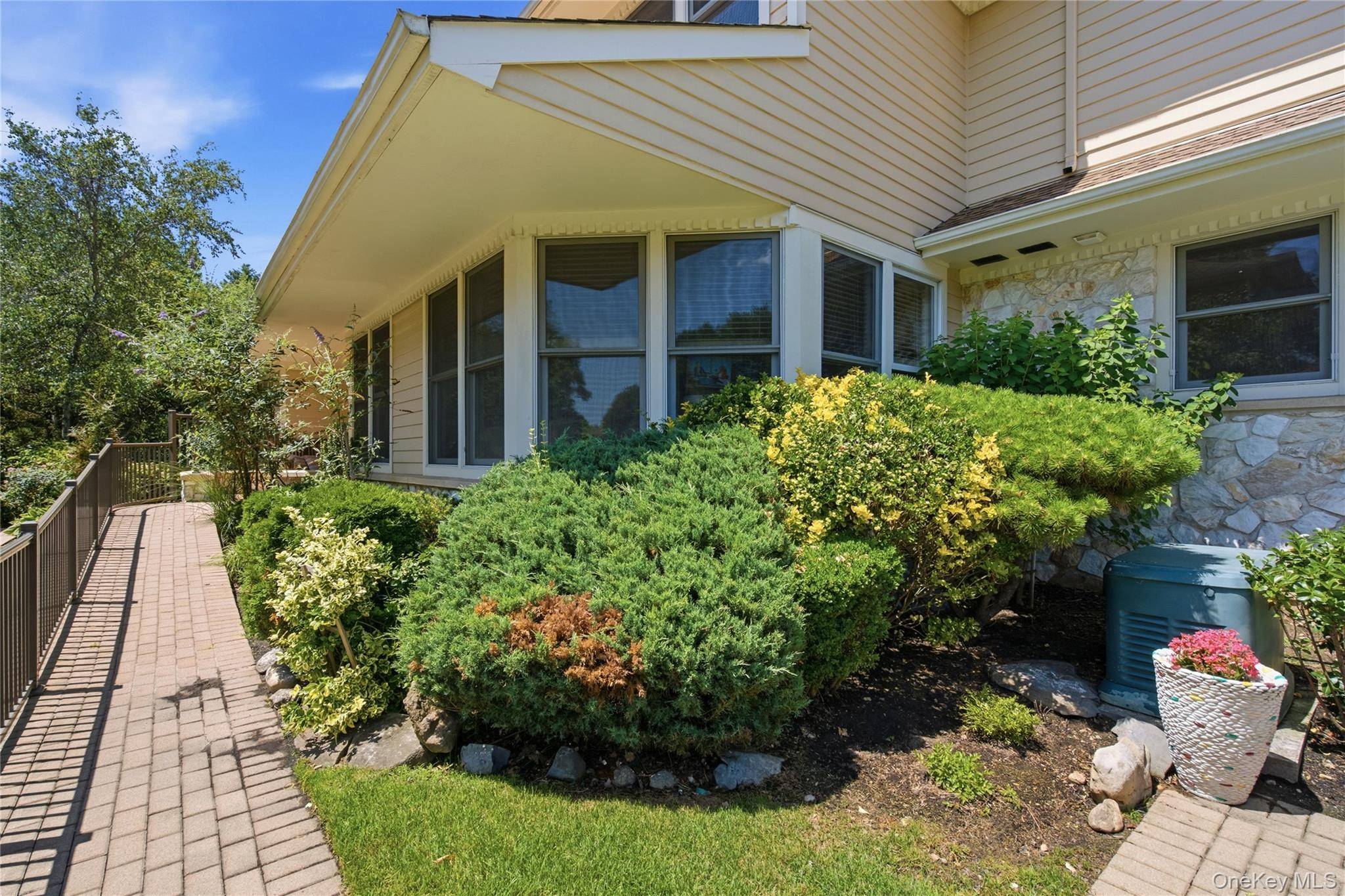323 Baltustrol CIR, Roslyn, NY 11576