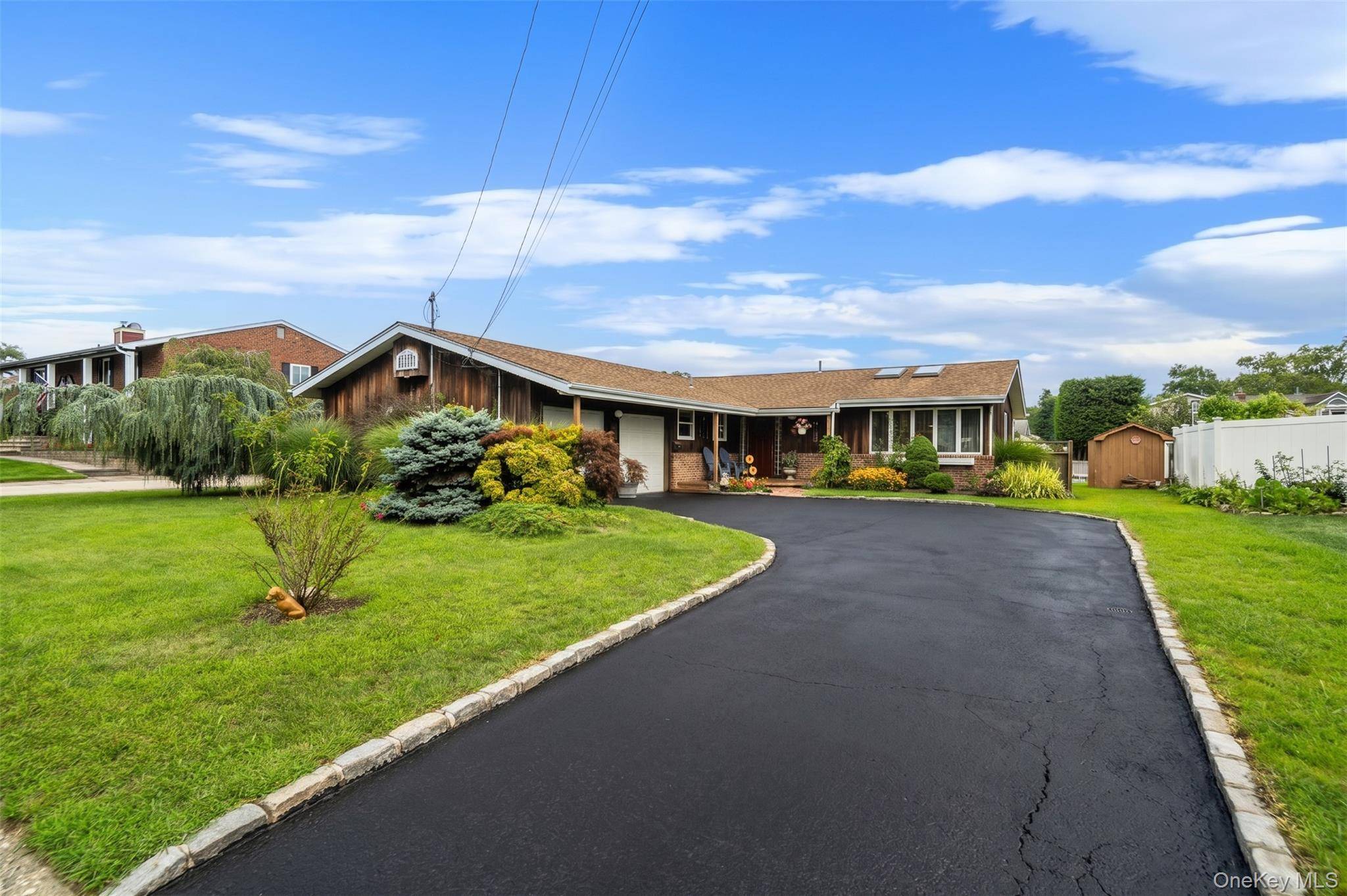 35 Fleets Point DR, West Babylon, NY 11704