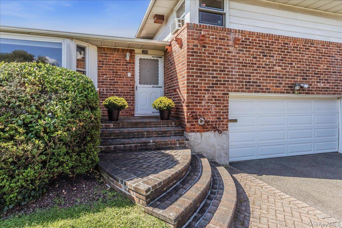 197 Stephen ST, Levittown, NY 11756