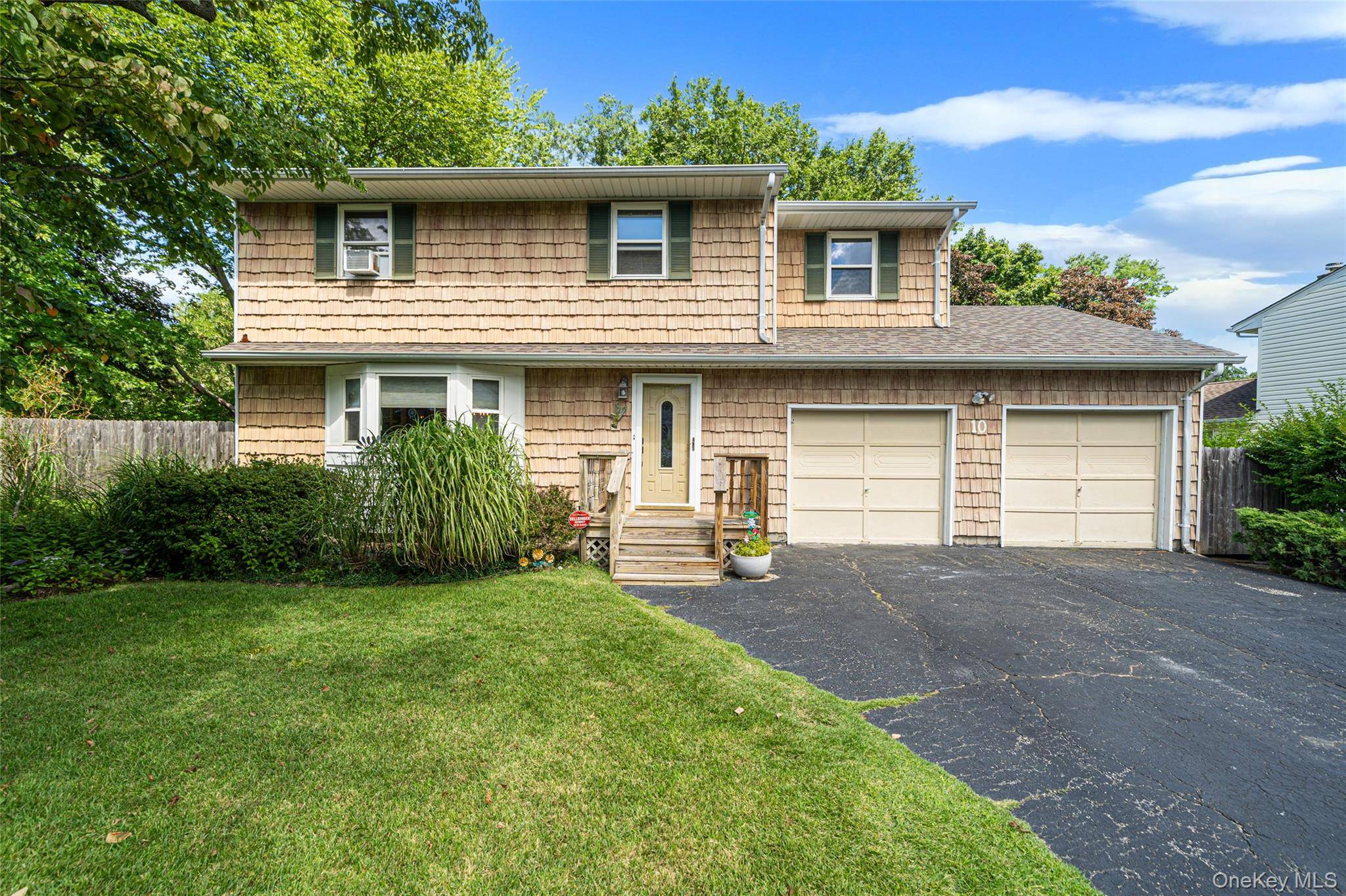 10 Foothill LN, Smithtown, NY 11787