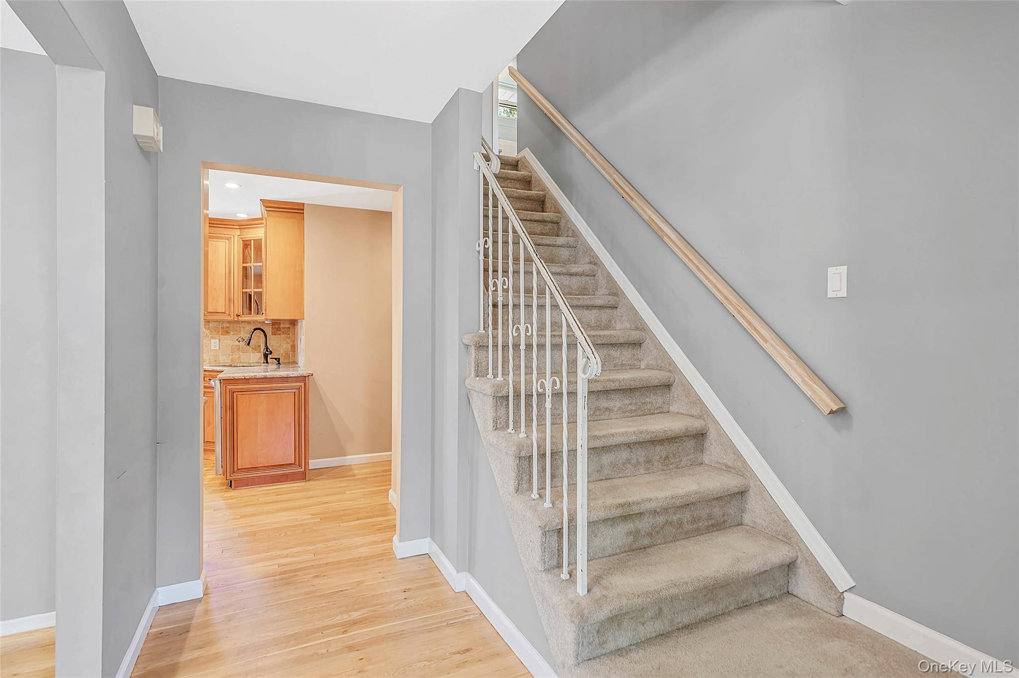 10 Foothill LN, Smithtown, NY 11787