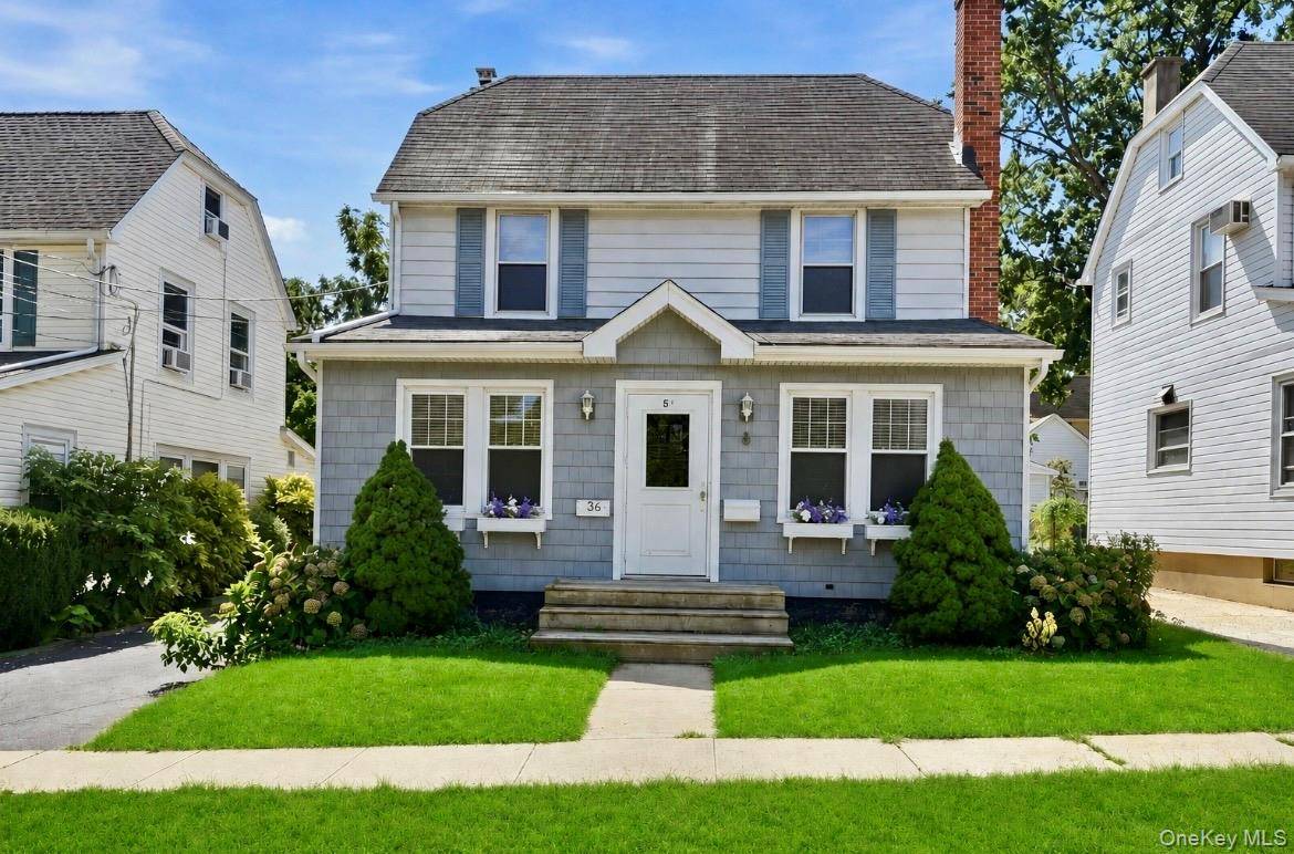 36 Hawthorne ST, Williston Park, NY 11596