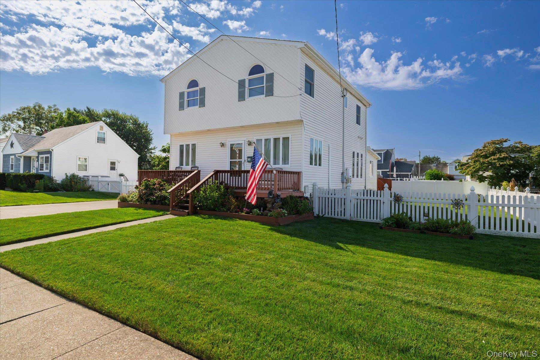 18 Dante PL, Amity Harbor, NY 11701