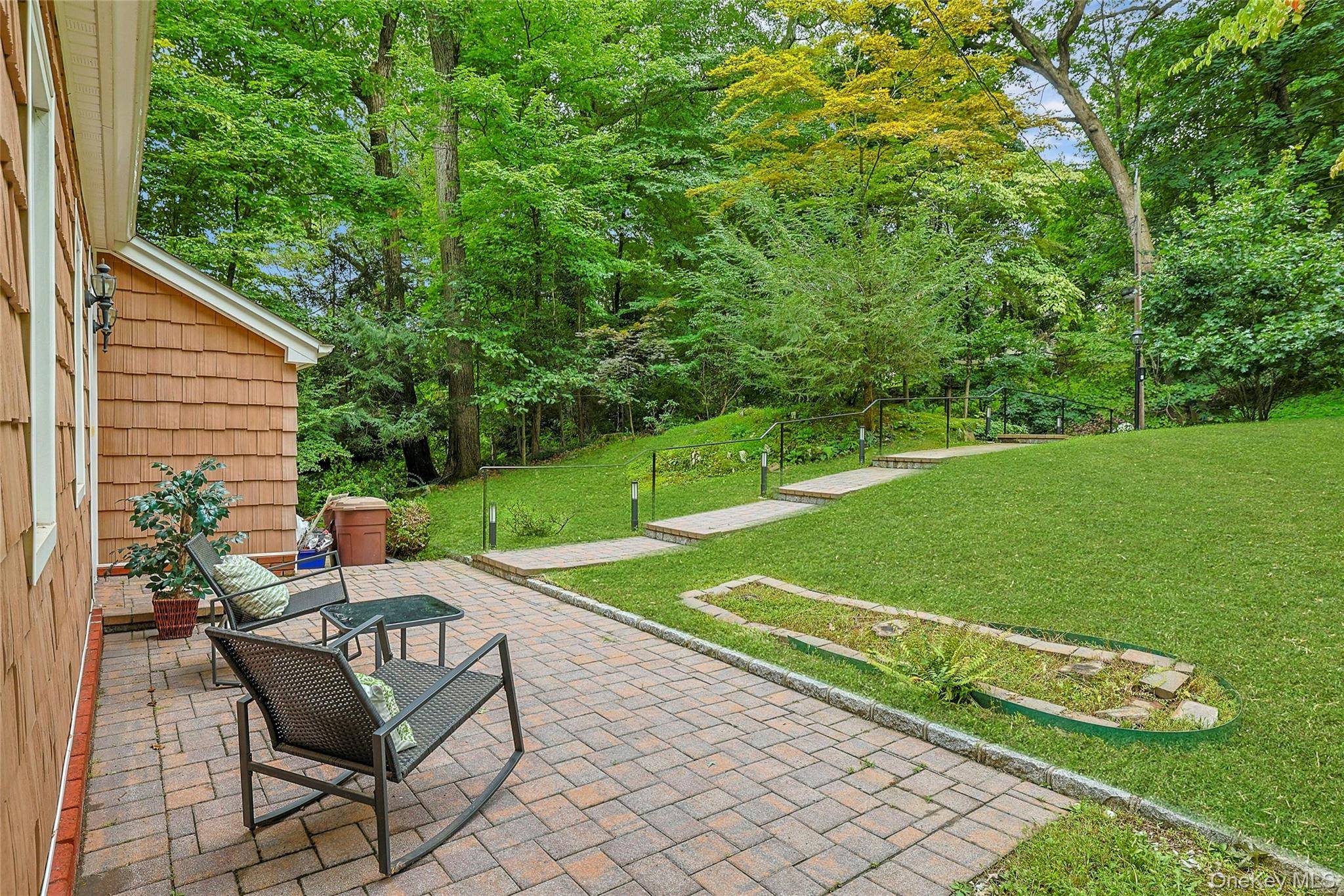 10 Highclere LN, Valhalla, NY 10595
