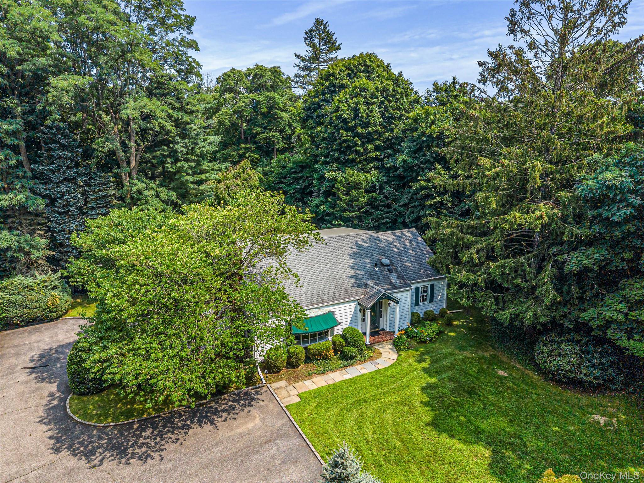 84 Bayville RD, Locust Valley, NY 11560