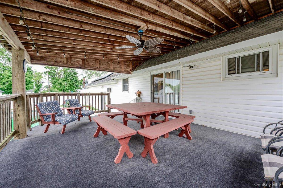 694 Pease LN, West Islip, NY 11795