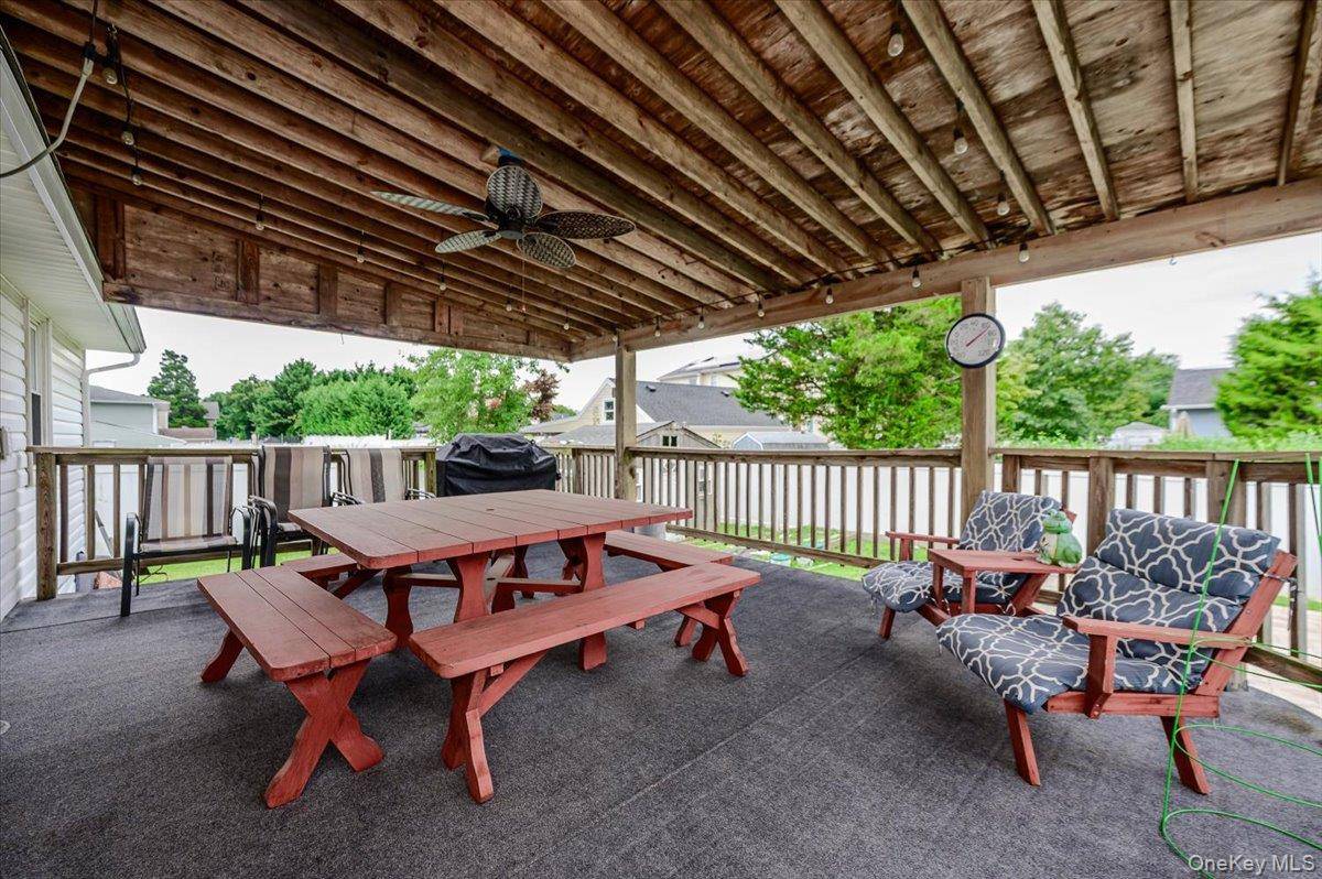 694 Pease LN, West Islip, NY 11795