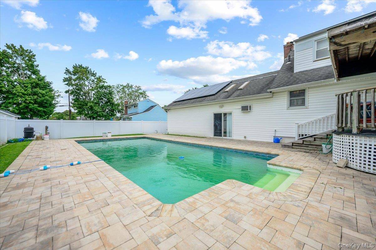 694 Pease LN, West Islip, NY 11795