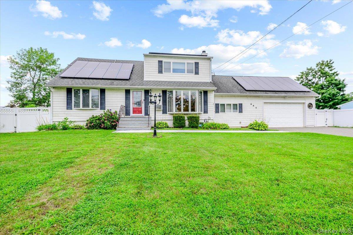 694 Pease LN, West Islip, NY 11795