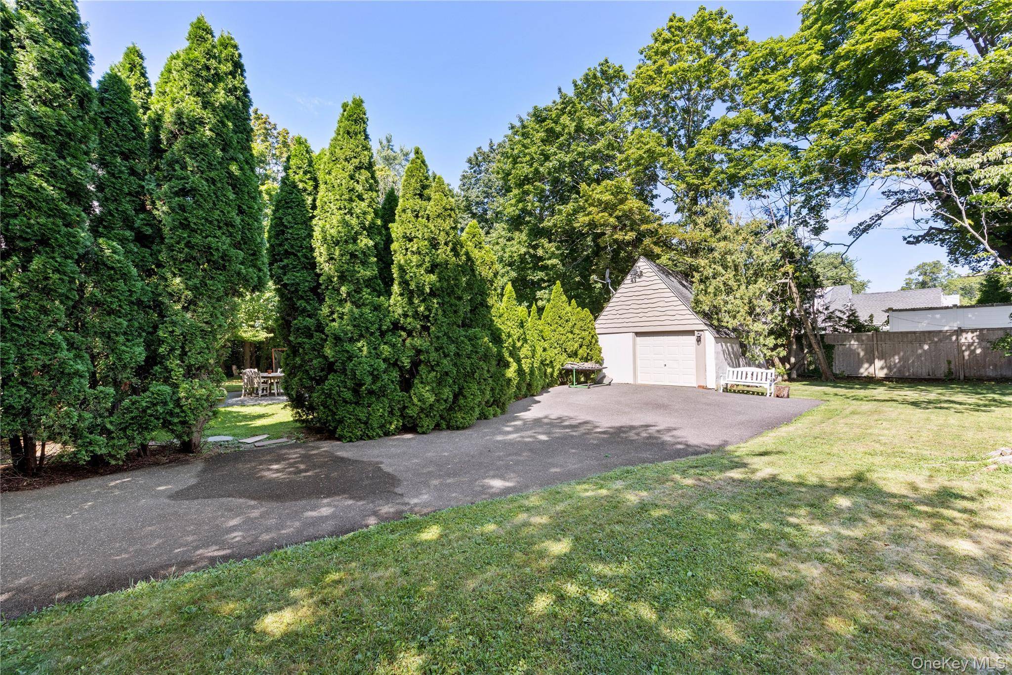 30 Merritts Pond RD, Riverhead, NY 11901