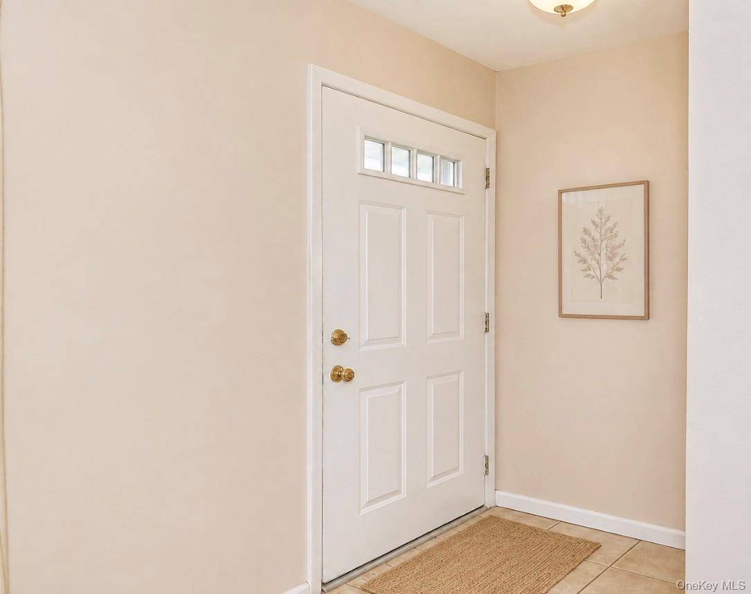 20 Sprucetree LN, South Huntington, NY 11746