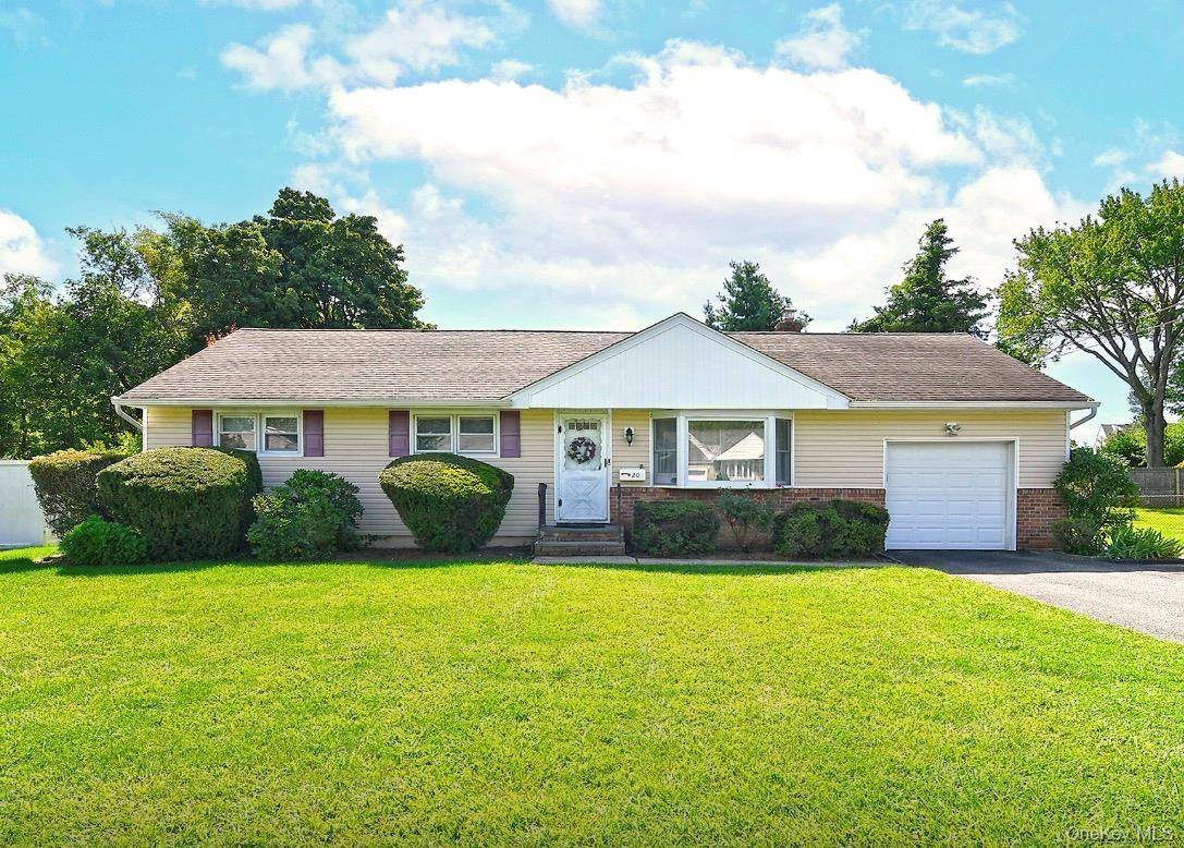 20 Sprucetree LN, South Huntington, NY 11746