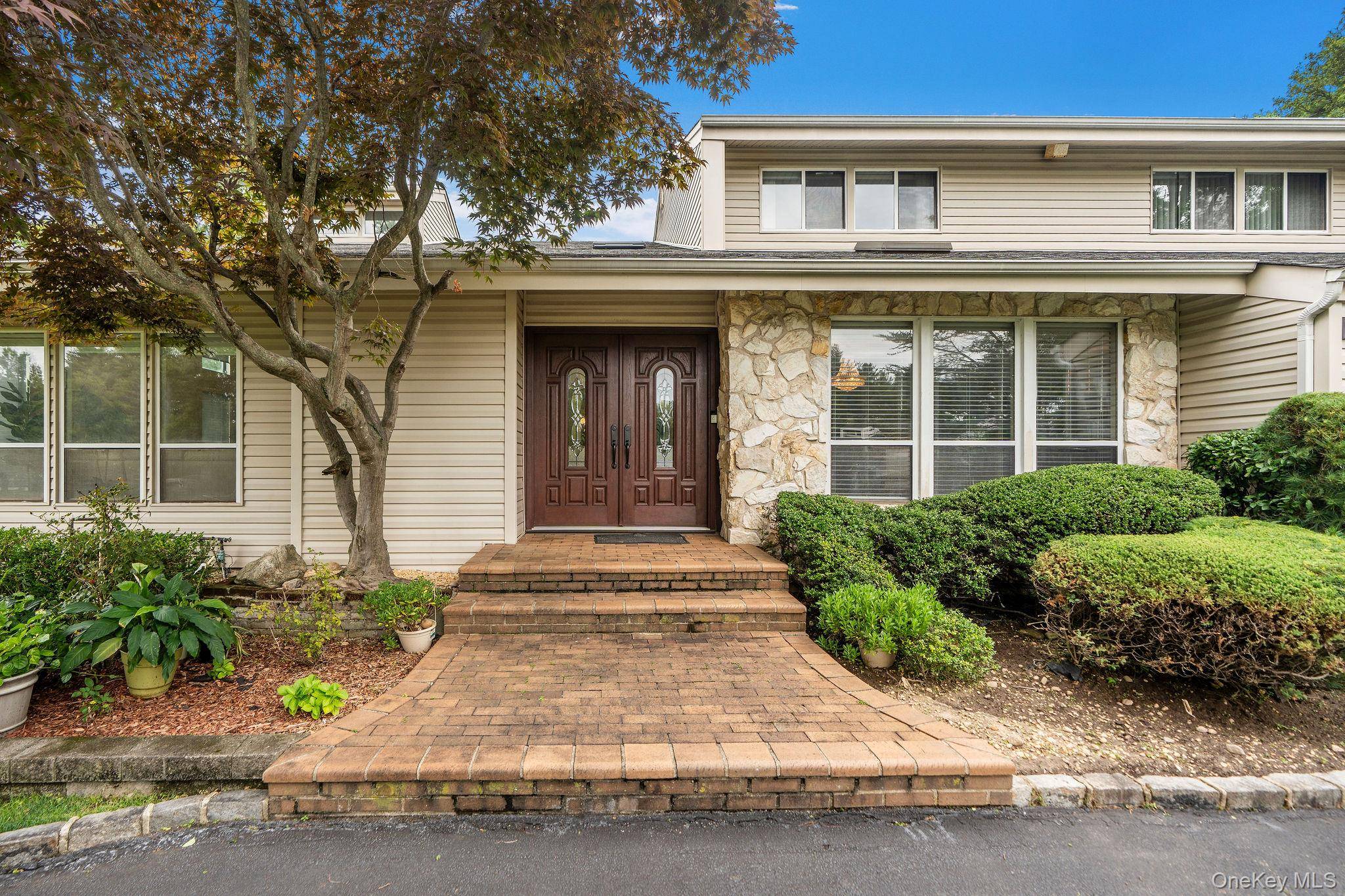 70 Juniper LN, Muttontown, NY 11791