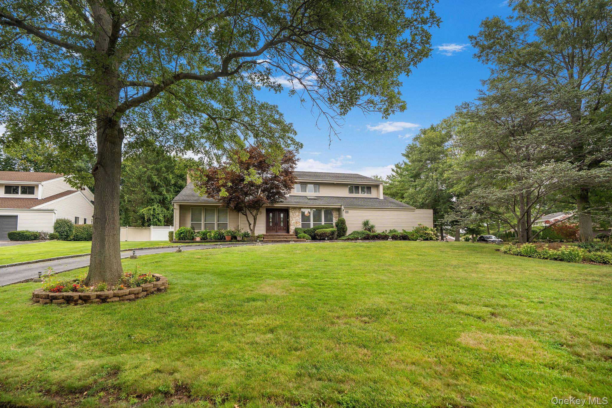 70 Juniper LN, Muttontown, NY 11791