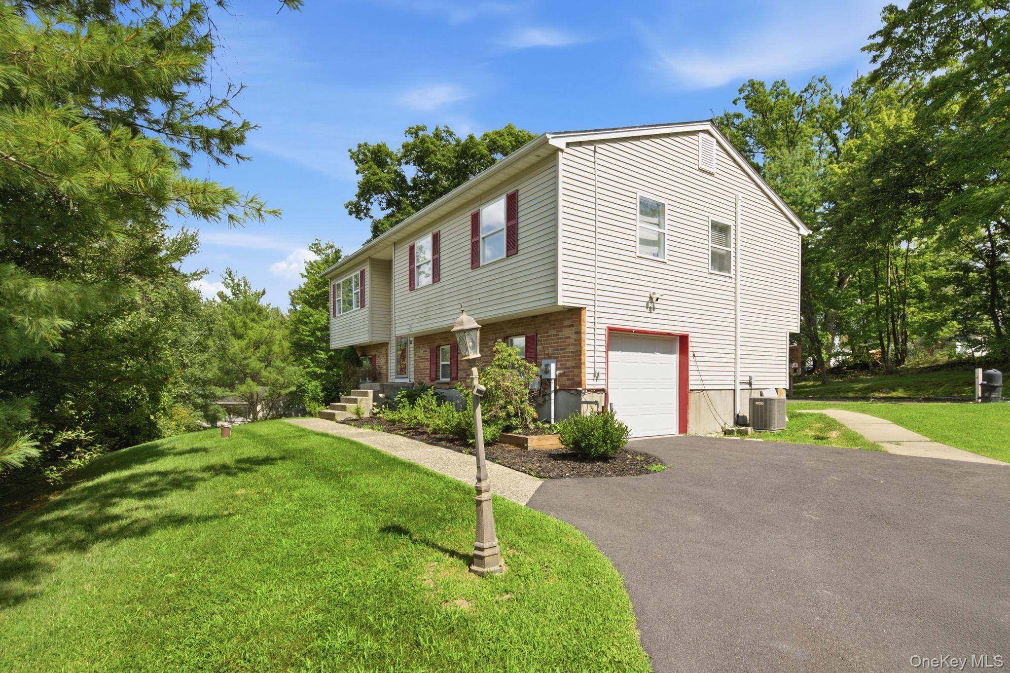 17 Old Hemlock DR, New Windsor, NY 12553
