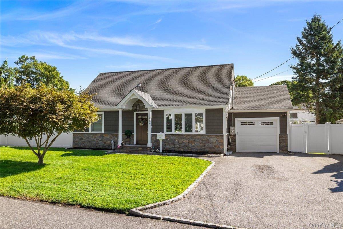 308 McCall AVE, West Islip, NY 11795