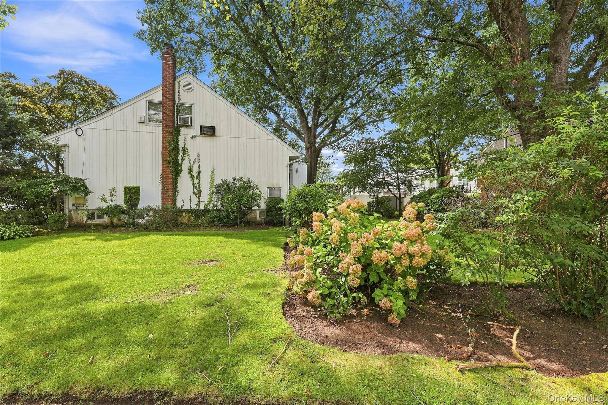 2 Longview AVE, North Woodmere, NY 11581