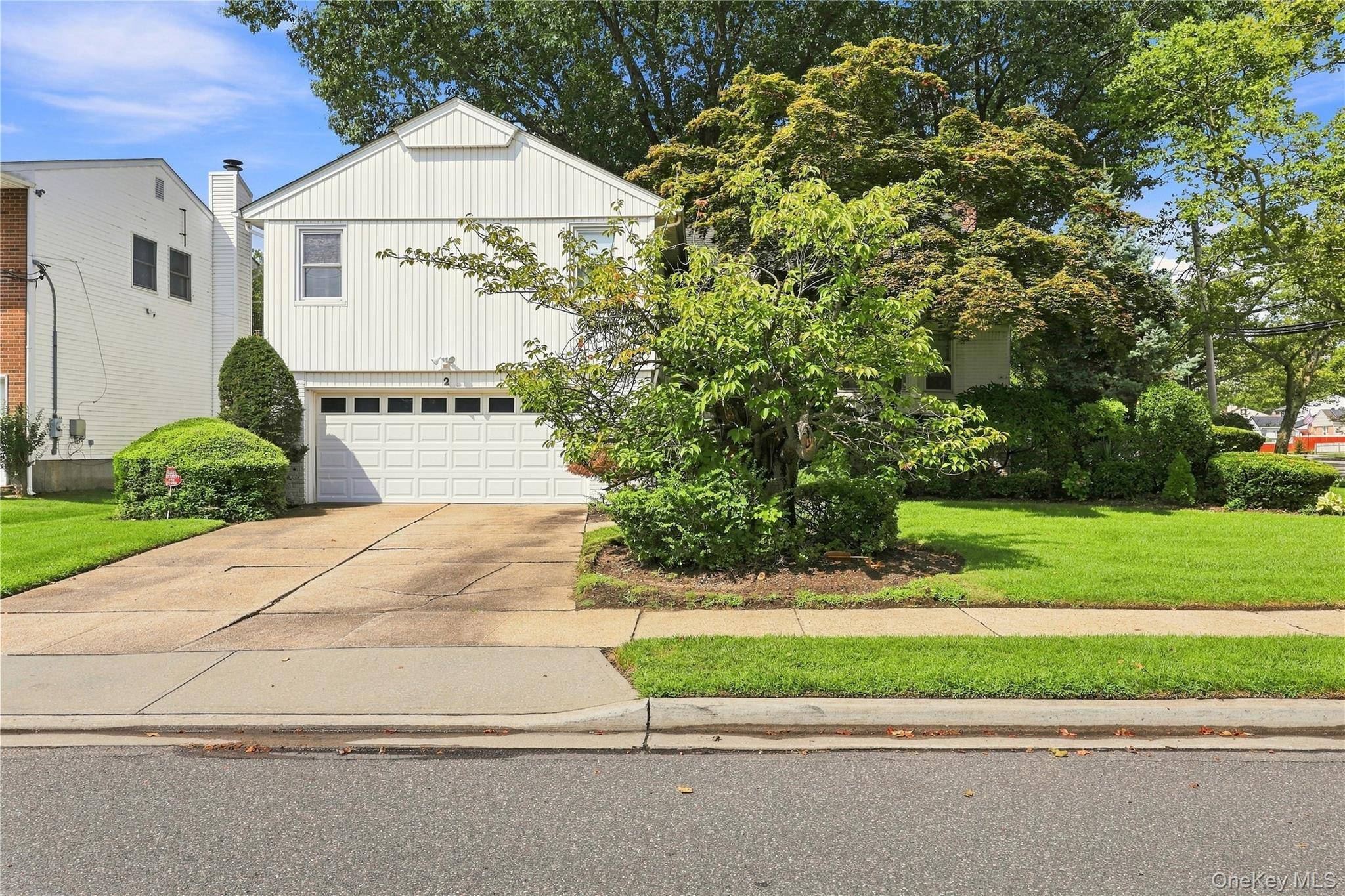2 Longview AVE, North Woodmere, NY 11581