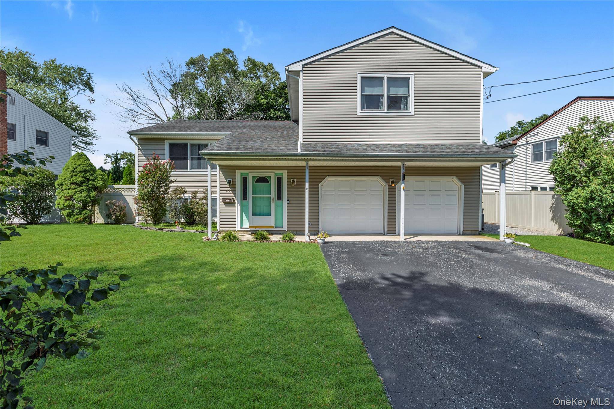 23 Dale LN, Smithtown, NY 11787