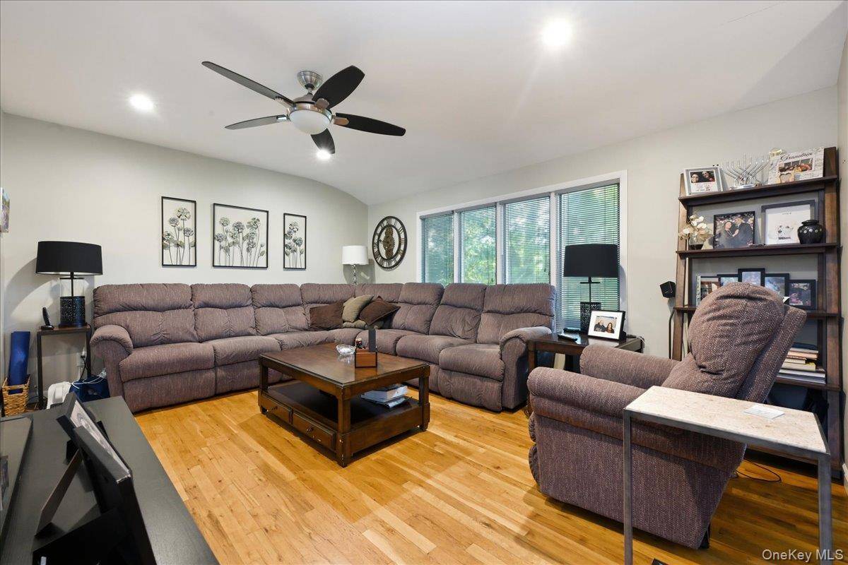 357 Town Line RD, East Northport, NY 11731