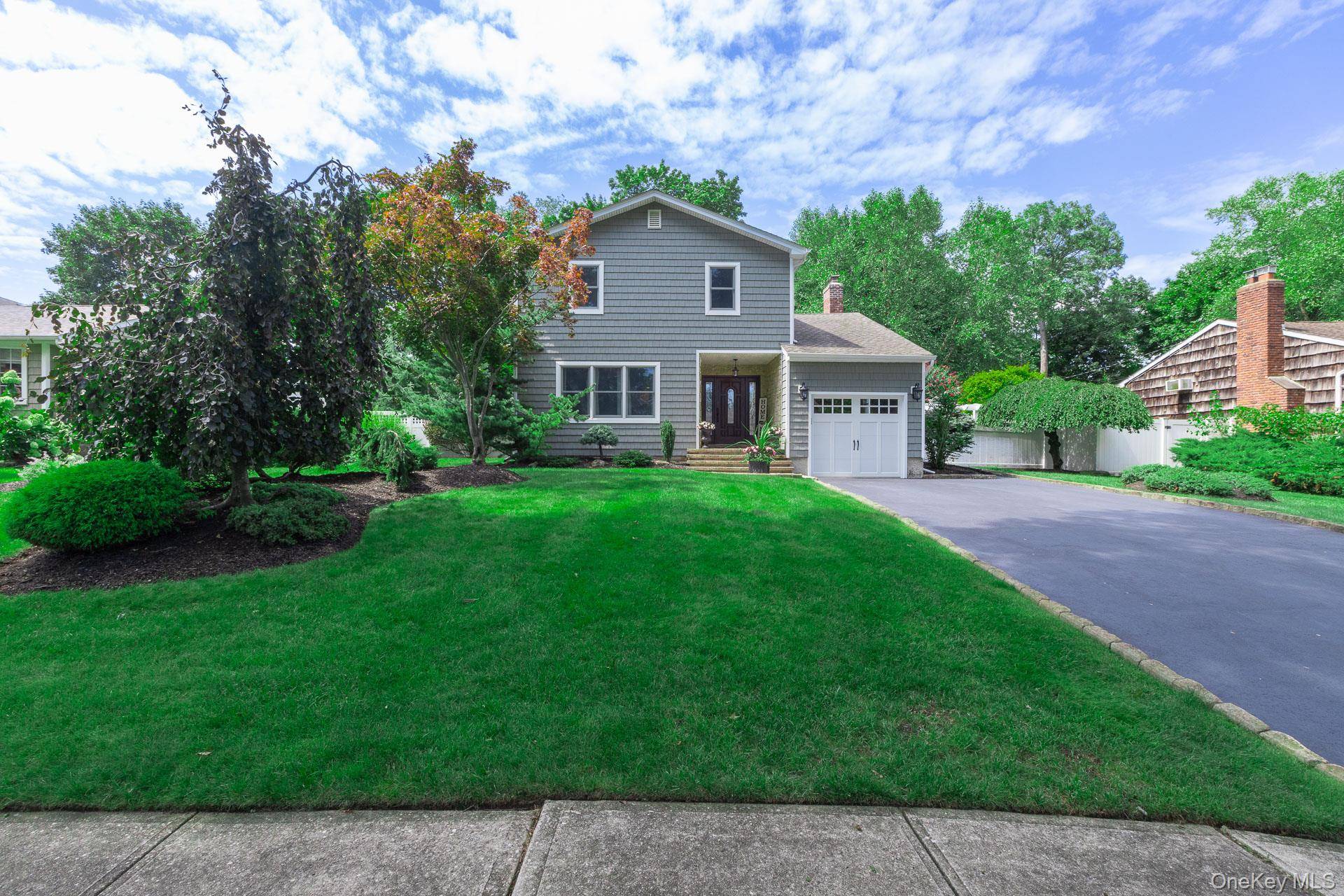 22 Sycamore LN, Commack, NY 11725