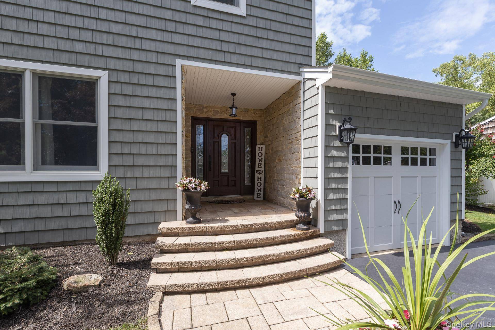 22 Sycamore LN, Commack, NY 11725