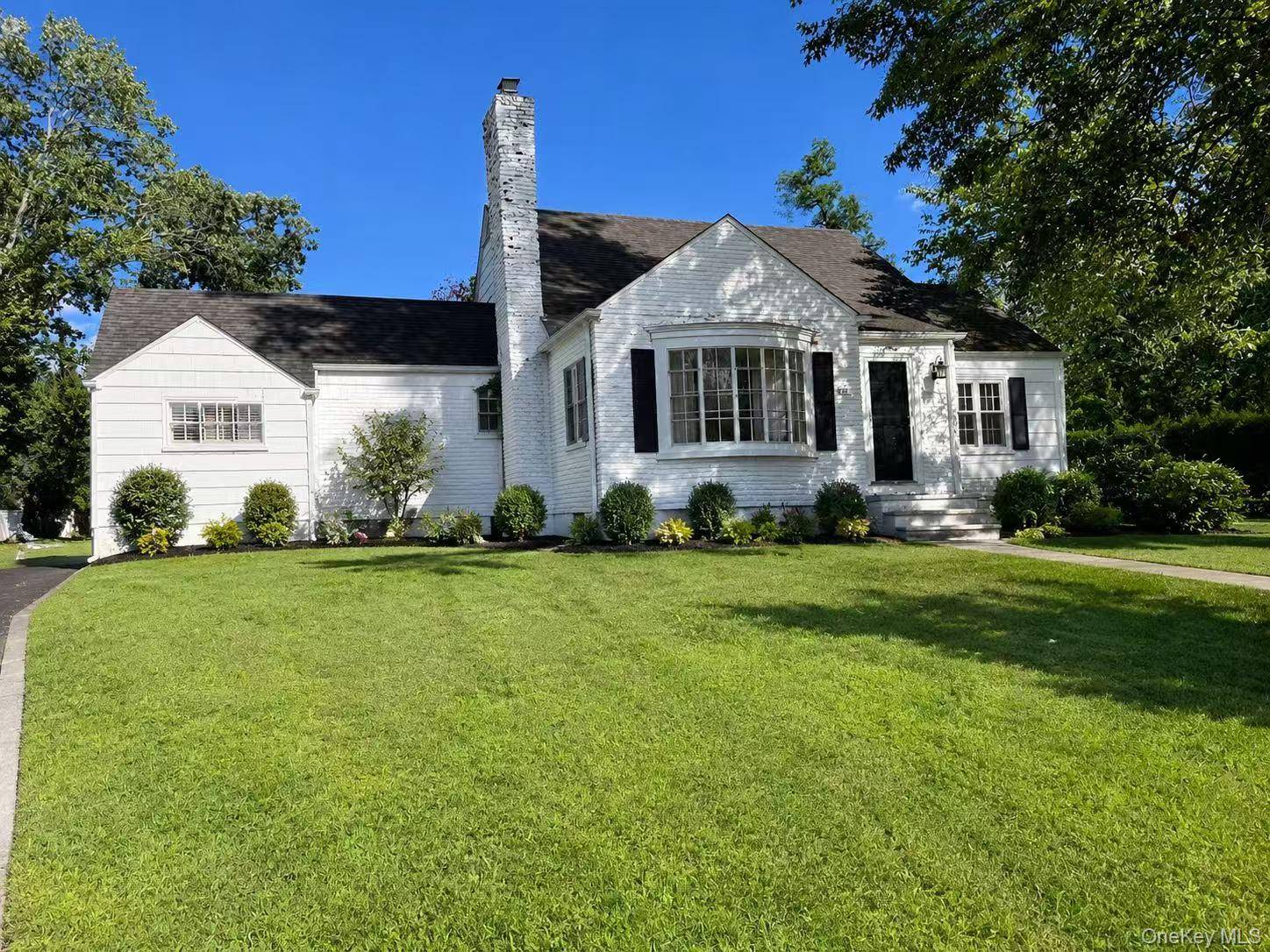 68 Woodbine RD, East Hills, NY 11577