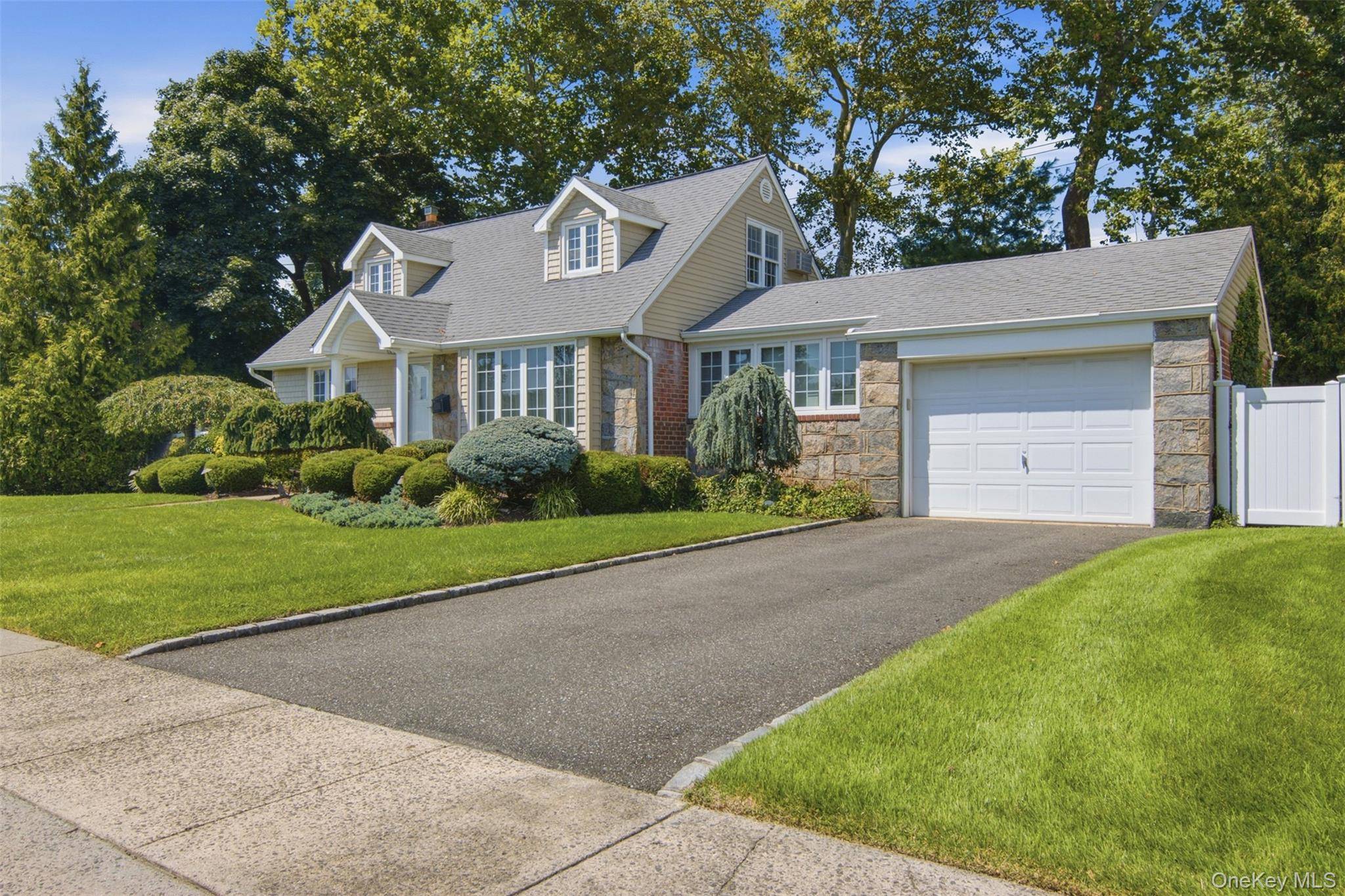 3 Cromwell RD, Carle Place, NY 11514