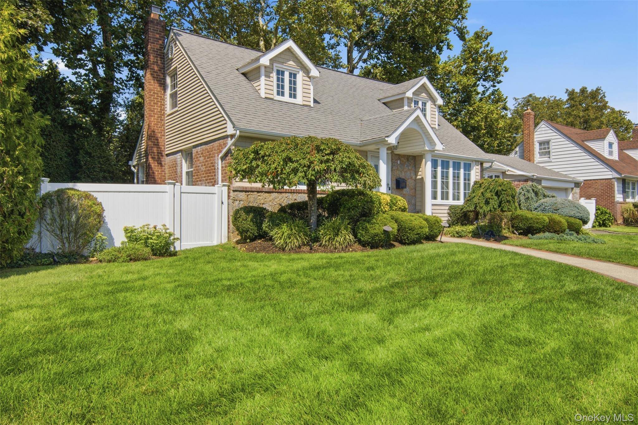 3 Cromwell RD, Carle Place, NY 11514