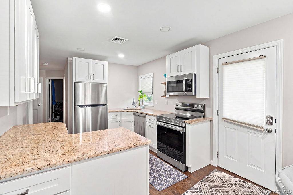 731 Muncey RD, West Islip, NY 11795