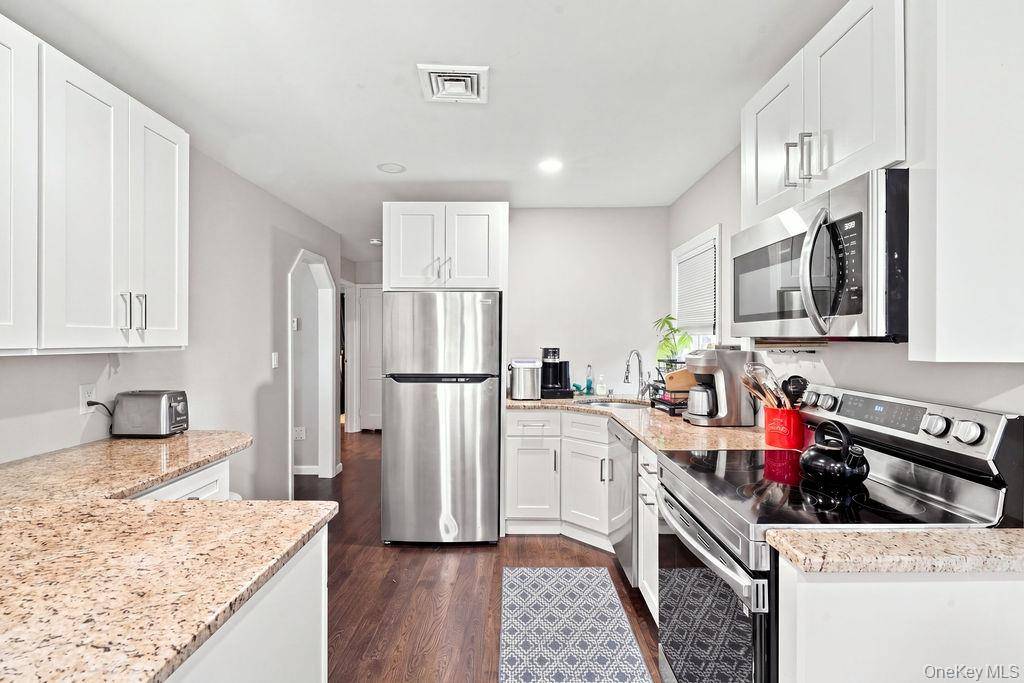 731 Muncey RD, West Islip, NY 11795