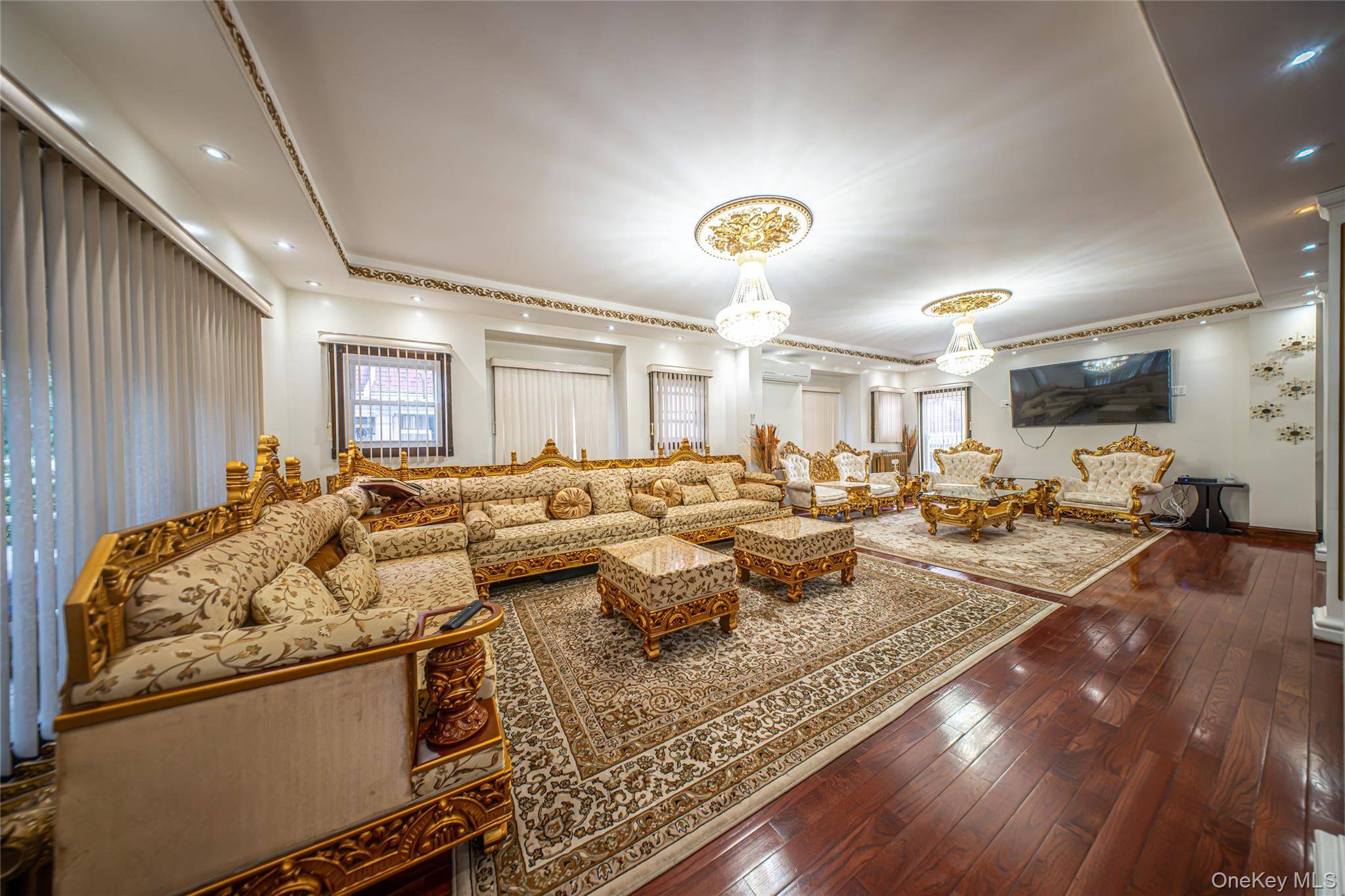 8564 104th ST, Richmond Hill, NY 11418