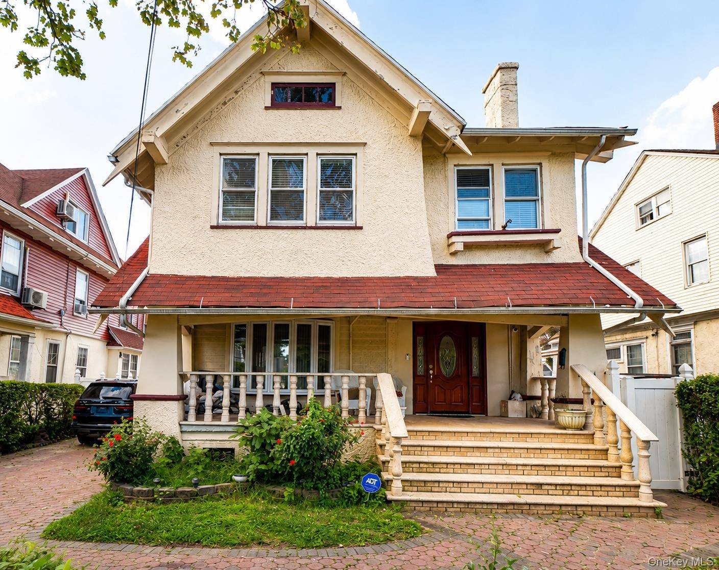 8564 104th ST, Richmond Hill, NY 11418